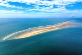 [1泊2日のコース旅行] 神秘的な島プルドゥンや豪華な島料理が待っている！海に浮かぶ小さな楽園、大伊作島